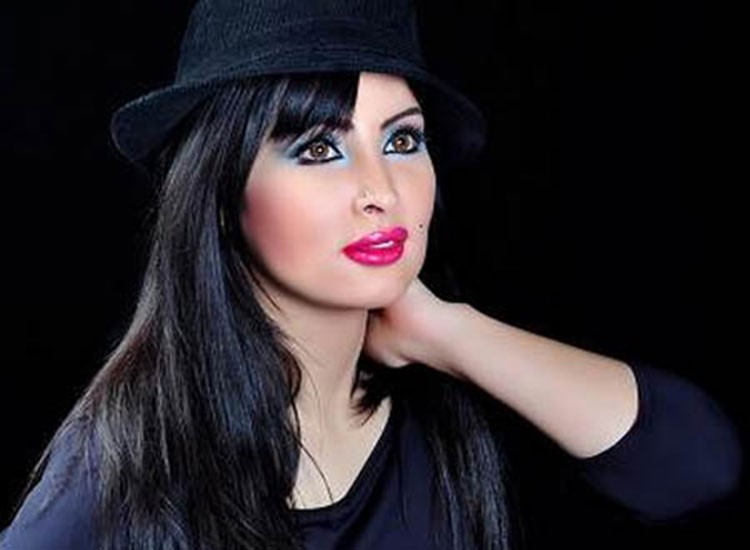 صورة: مروة محمد تبدع برسم النقوش الحنة على يديها 