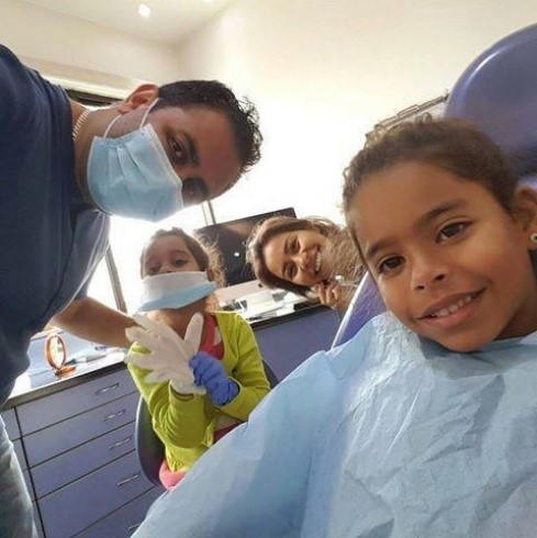 شاهد.. ابنه شيرين عبد الوهاب داخل عيادة لبنانية طمعاً بابتسامة هوليوودية