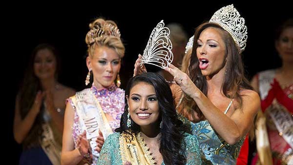بالصور.. شاهد فرحة فتاة كندية لحظة فوزها بملكة جمال الكون عام 2015