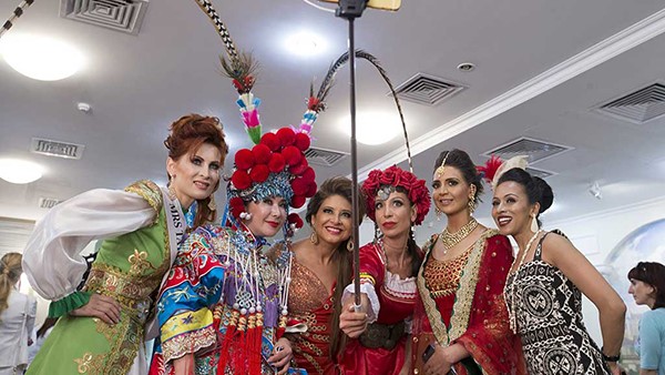 بالصور.. شاهد فرحة فتاة كندية لحظة فوزها بملكة جمال الكون عام 2015
