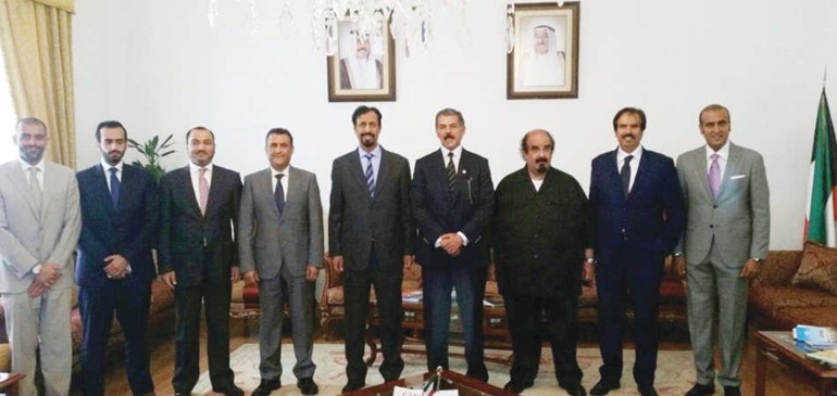 نائب رئيس الوزراء ووزير الداخلية الشيخ محمد الخالد والسفير الشيخ علي الخالد والشيخ احمد الخليفة واعضاء السفارة والمندوب الدائم لدى الفاو﻿
