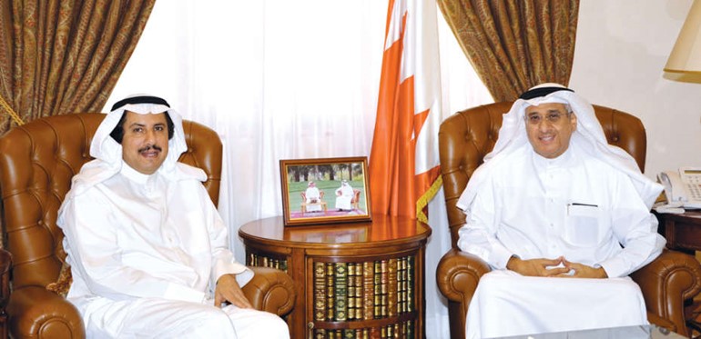 الشيخ عزام الصباح خلال لقائه نبيل الحمر﻿