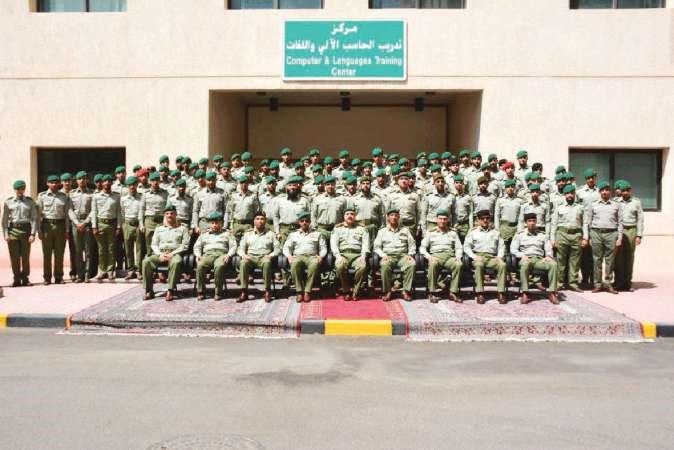 الفريق الركن مهاشم عبدالرزاق الرفاعي وعدد من قيادات الحرس مع خريجي الدورة﻿