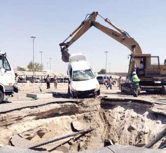 انتشال سيارة المواطن وسحب المياه من الحفرة تمهيدا لاصلاح الخلل﻿