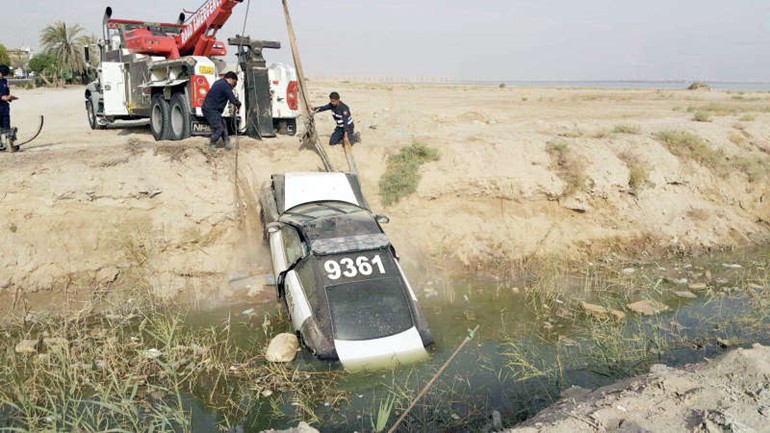 الدورية لدى انتشالها من الحفرة بواسطة ونش﻿