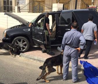 رجال المتفجرات وكلاب الاثر خلال تعاملهم مع المركبة المشتبه بها﻿