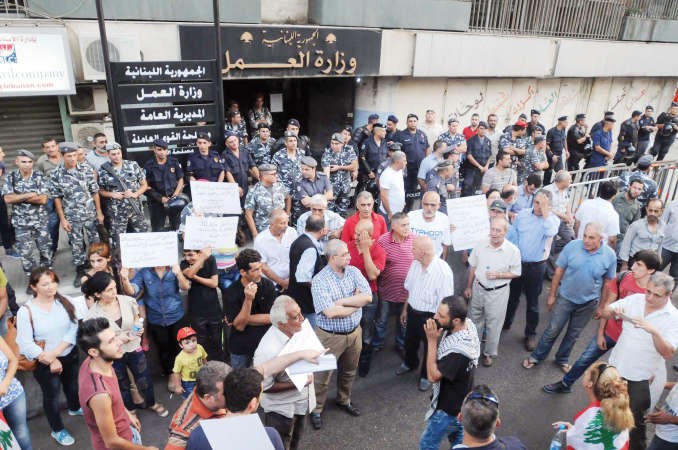 ناشطون لبنانيون خلال اعتصام واضراب عن الطعام امام ٣ وزارت العمل والبيئة والداخلية	محمود الطويل﻿