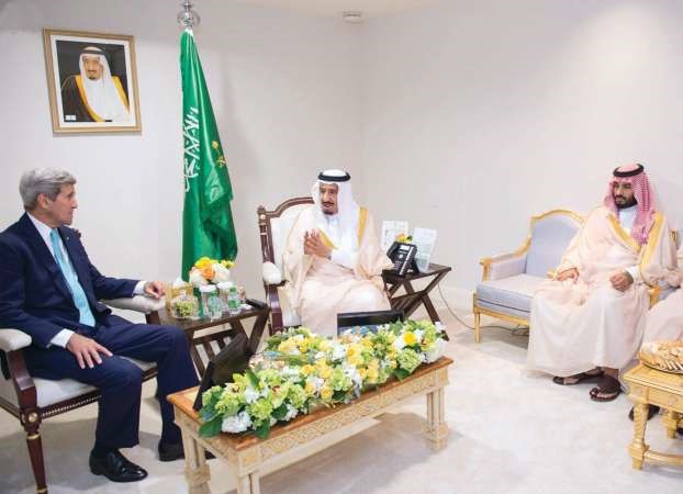 خادم الحرمين الشريفين الملك سلمان بن عبدالعزيز ملتقيا في مقر اقامته امس الاول في واشنطن مع وزير الخارجية الاميركي جون كيري بحضور صاحب السمو الملكي الامير محمد بن سلمان بن عبدالعزيز ولي ولي العهد النائب الثاني لرئيس مجلس الوزراء وزير الدفاعواس﻿