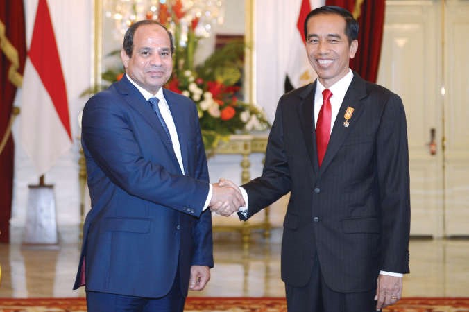 الرئيس عبدالفتاح السيسي مع الرئيس الاندونيسي جوكو ويدودو بالقصر الرئاسي ميرديكا في جاكرتاافپ
