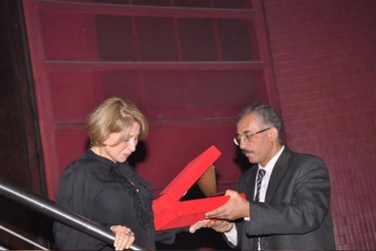 بالصور.. بوسي وابنتها تبكيان اثناء تكريم نور الشريف بمهرجان المسرح 