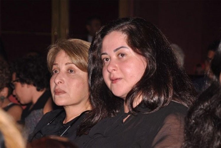بالصور.. بوسي وابنتها تبكيان اثناء تكريم نور الشريف بمهرجان المسرح 