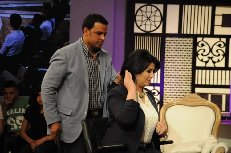 بالفيديو.. الاعلامية المصرية منى الشاذلي تقصّ شعرها على الهواء 