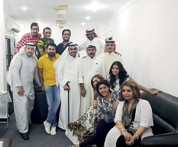 فريق المسرحية في لقطة جماعية﻿