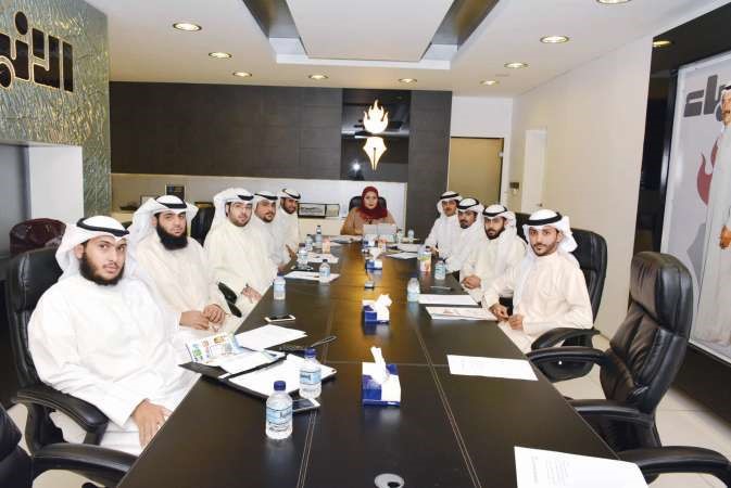 الزميلة الاء خليفة مع ممثلي القوائم الطلابية بجامعة الكويت	ريليش كومار﻿