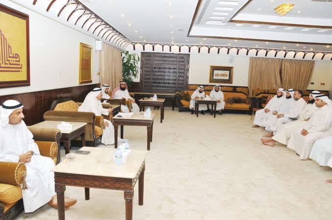 خليف الاذينة خلال لقائه مع رؤساء فرق وزارة الاوقاف ببعثة الحج﻿