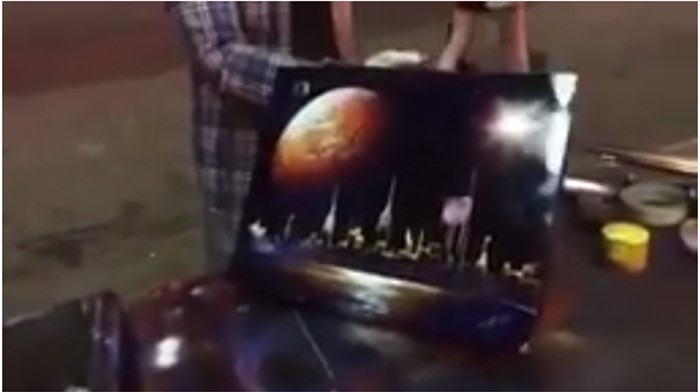 بالفيديو.. شاب يستخدم أدوات بسيطة في رسم صورة خيالية على قارعة الطريق 
