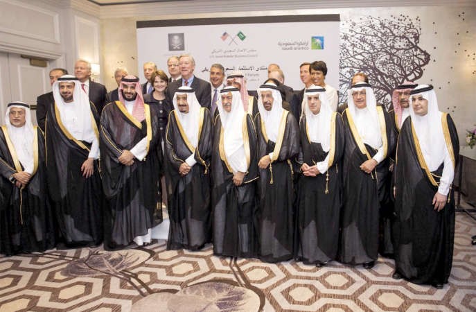  خادم الحرمين الشريفين الملك سلمان بن عبدالعزيز في صورة جماعية مع اعضاء مجلس الاعمال السعودي الاميركي بواشنطن امس الاول واس 