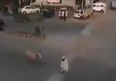 بالفيديو.. خروف يهاجم رجلا وسط الشارع ويسقطه