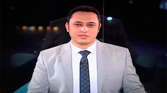 بالفيديو.. مذيع مصري يخرج على النص ويوجه رسالة رومانسية لزوجته على الهواء