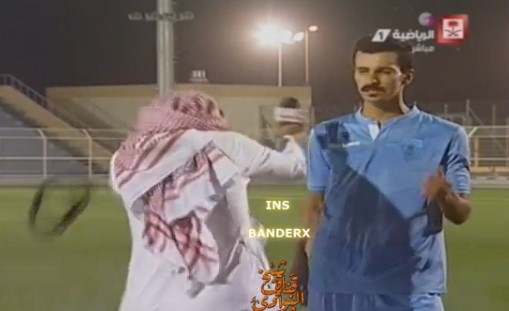 بالفيديو.. تعرض مذيع "الرياضية السعودية" للقذف بقارورة مياه على الهواء تنزع عقاله عن رأسه