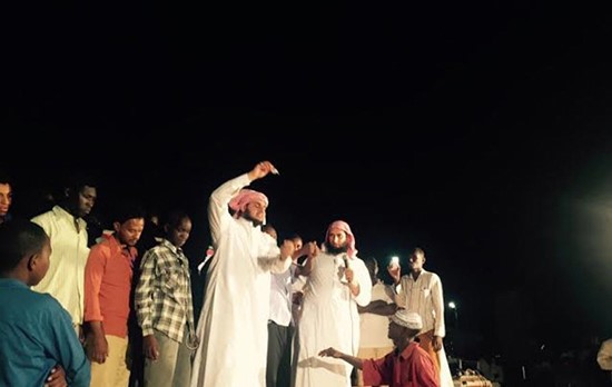 بالصور.. داعية سعودي يوقف فعاليات سهرة غنائية راقصة بالسودان ويحولها الى "دعوية" !