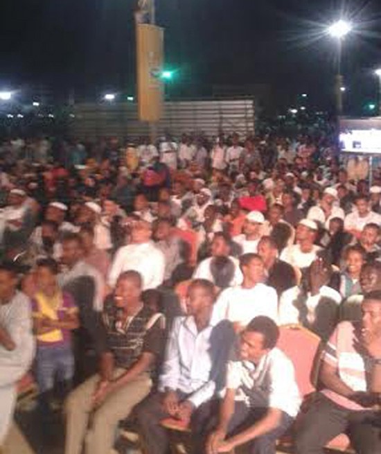 بالصور.. داعية سعودي يوقف فعاليات سهرة غنائية راقصة بالسودان ويحولها الى "دعوية" !