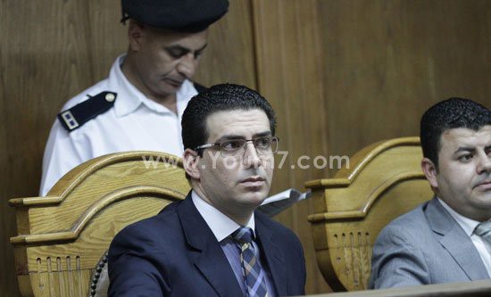 بالفيديو والصور.. والدة صافيناز وشقيقتها تبكيان أثناء محاكمتها في القاهرة