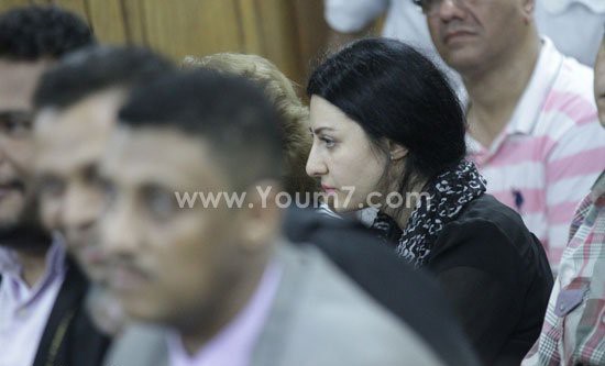 بالفيديو والصور.. والدة صافيناز وشقيقتها تبكيان أثناء محاكمتها في القاهرة
