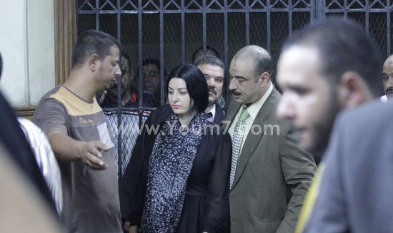 بالفيديو والصور.. والدة صافيناز وشقيقتها تبكيان أثناء محاكمتها في القاهرة