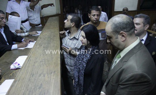 بالفيديو والصور.. والدة صافيناز وشقيقتها تبكيان أثناء محاكمتها في القاهرة