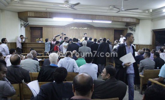 بالفيديو والصور.. والدة صافيناز وشقيقتها تبكيان أثناء محاكمتها في القاهرة