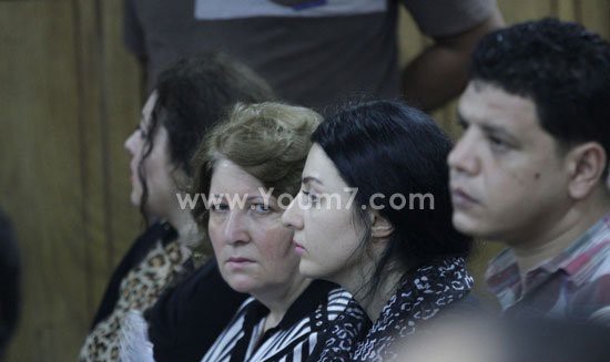 بالفيديو والصور.. والدة صافيناز وشقيقتها تبكيان أثناء محاكمتها في القاهرة