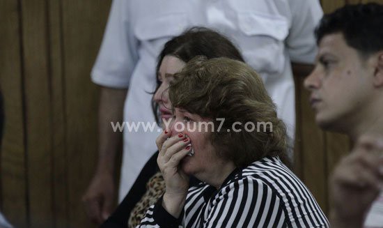 بالفيديو والصور.. والدة صافيناز وشقيقتها تبكيان أثناء محاكمتها في القاهرة