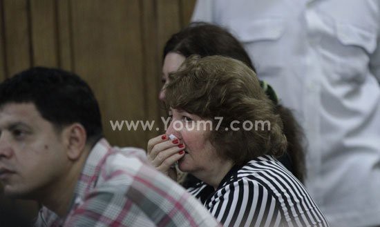 بالفيديو والصور.. والدة صافيناز وشقيقتها تبكيان أثناء محاكمتها في القاهرة