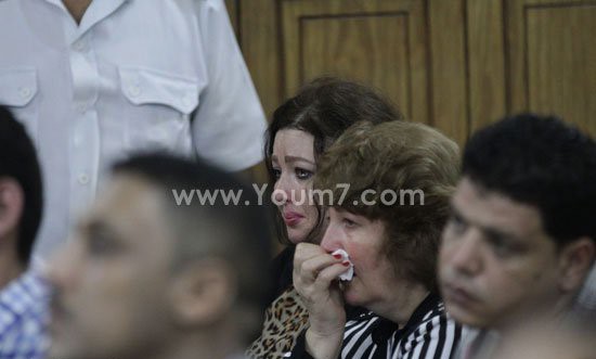 بالفيديو والصور.. والدة صافيناز وشقيقتها تبكيان أثناء محاكمتها في القاهرة