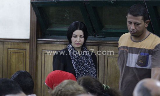 بالفيديو والصور.. والدة صافيناز وشقيقتها تبكيان أثناء محاكمتها في القاهرة