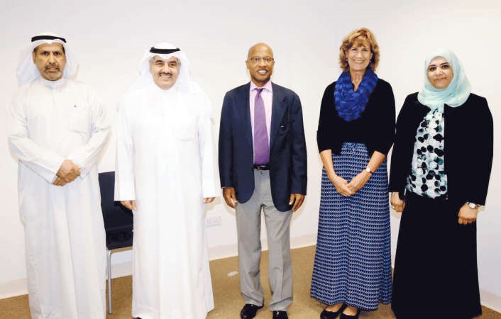 من اليمين الاستاذ المساعد دالهام عبدالكريم والمختصة التعليمية الاميركية شيري هيندرسون ومستشار الشؤون الثقافية والاعلامية
في السفارة الاميركية تشالز كول وعميد كلية الدراسات التجارية دعدنان العلي ومدير مركز اللغات دعبدالله العتيبيمحمد خلوصي