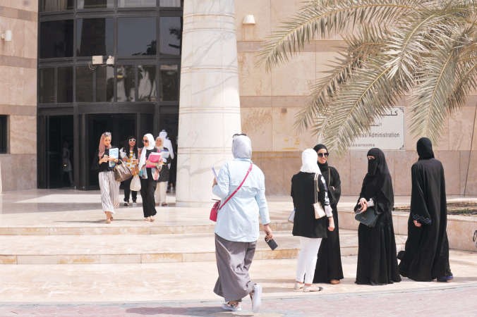 اليوم الأول في الجامعة و«التطبيقي» لا مواقف للسيارات وندرة في الشعب الدراسية