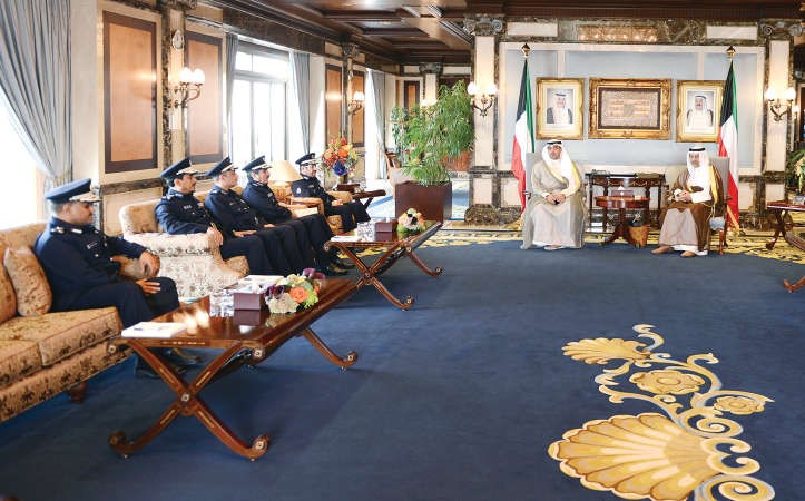 سمو رئيس الوزراء الشيخ جابر المبارك مستقبلا الشيخ محمد العبد الله والفريق يوسف الانصاري وقيادات الاطفاء ﻿