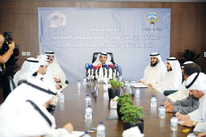 يعقوب الصانع يتحدث خلال المؤتمر الصحافي بحضور رومي الرومي ورؤساء فرق بعثة الحج هاني عبدالله 