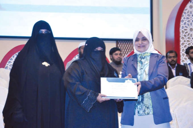 الوزيرة هند الصبيح تكرم احدى الداعيات