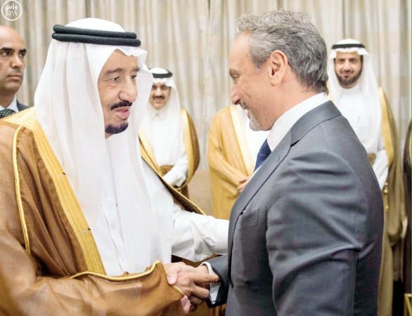  خادم الحرمين الشريفين الملك سلمان بن عبدالعزيز مستقبلا عميد مجلس السفراء العرب سفيرنا في واشنطن الشيخ سالم العبدالله	 كونا ﻿