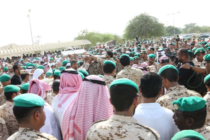  جموع المشاركين في صلاة الجنازة لشهداء البحرين	 بنا﻿