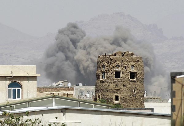 الدخان المتصاعد نتيجة غارة لقوات التحالف على احد مخازن الاسلحة في قاعدة الديلمي في صنعاء امس 				افپ