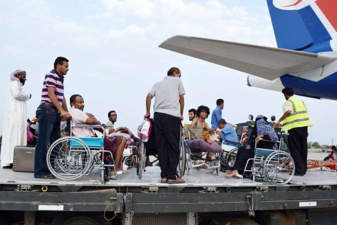 عدد من الجرحى اليمنيين يصعدون طائرةمن مطار عدن لنقلهم الى السودان لتلقي العلاج	 افپ﻿