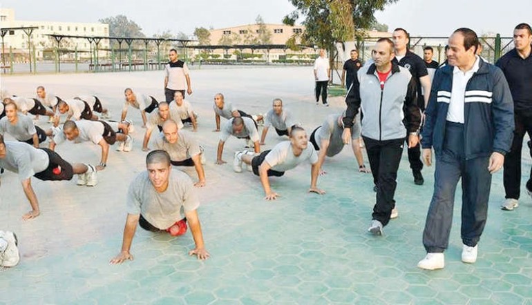 الرئيس عبدالفتاح السيسي متجولا في الكلية الحربية سي ان ان العربية