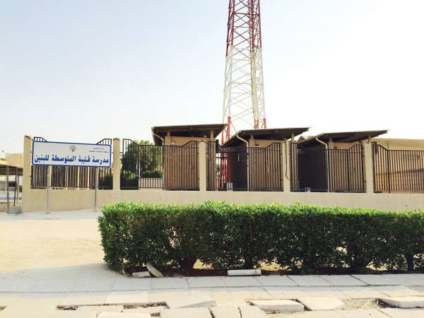 الاسم القديم بقي في مكانه على سور المدرسة﻿