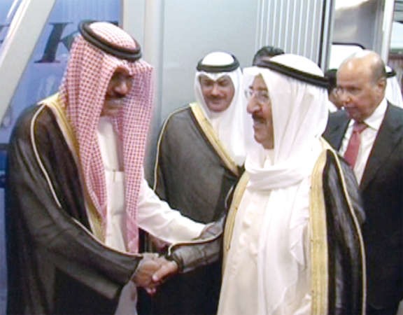 صاحب السمو الامير الشيخ صباح الاحمد مصافحا سمو ولي العهد الشيخ نواف الاحمد﻿