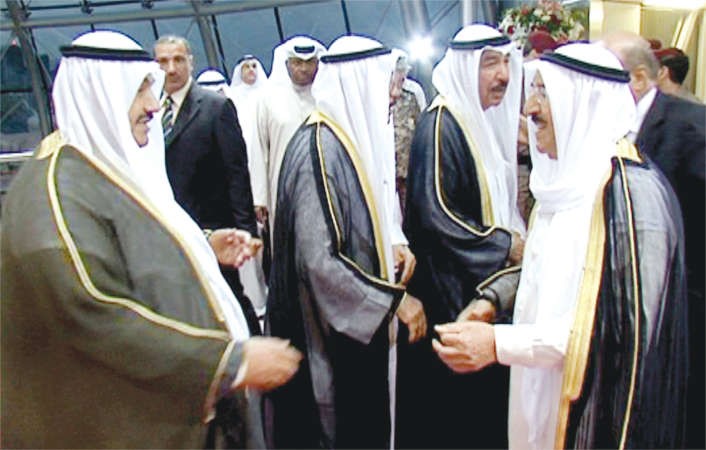 سموه مصافحا سمو الشيخ ناصر المحمد والشيخ جابر العبدالله والشيخ فيصل السعود ﻿