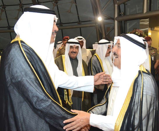 صاحب السمو الامير مصافحا الشيخ صباح الخالد﻿